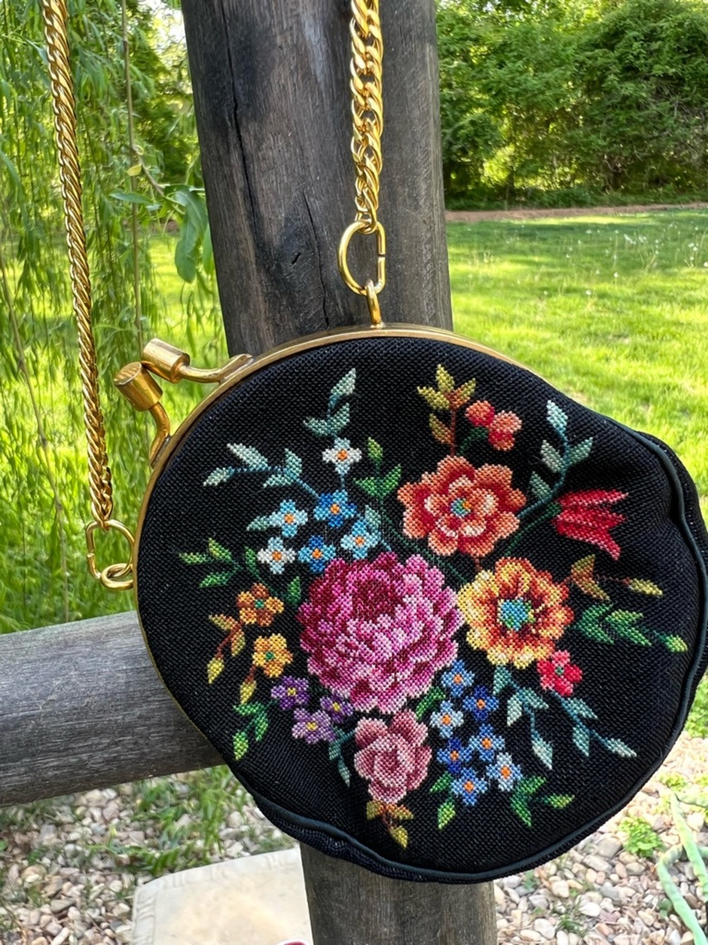 Vintage-Inspired Black Floral Embroidered Crossbody Bag - Picture 2 of 4